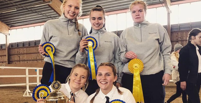 Fem tjejer från lantbruksutbildningen åk 1 visar sina priser från Skolmästerskapen i Showmanship.