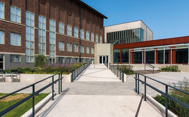 Byggnaden Hallands Konstmuseum och den breda gångvägen fram till den nya entrén.