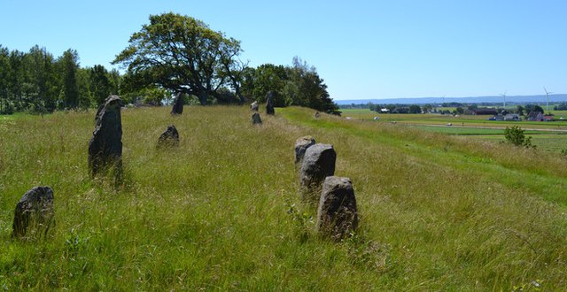 Örelids stResta stenar från äldre järnålder och utsikt mot havet vid horisonten.