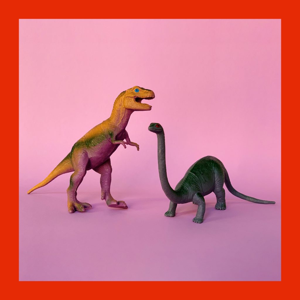 Leksaker i form av två dinosaurier.