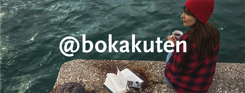 En tjej med mössa och jacka sitter på en kajkant vid vatten, hon håller en kaffekopp och har en uppslagen bok bredvid sig, över bilden står texten "@bokakuten".