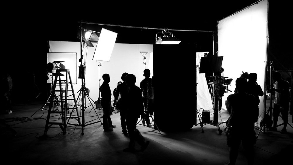 Filmteam på filminspelning i studio.