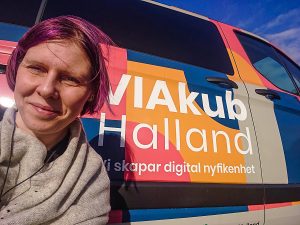 Veronica Olofsson framför en minibuss med färgglatt mönster och texten "VIAkub Halland".
