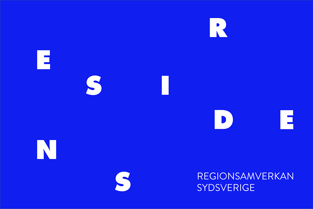 En klarblå platta med bokstäver som bilder ordet "RESIDENS" och texten "Regionsamverkan Sydsverige".