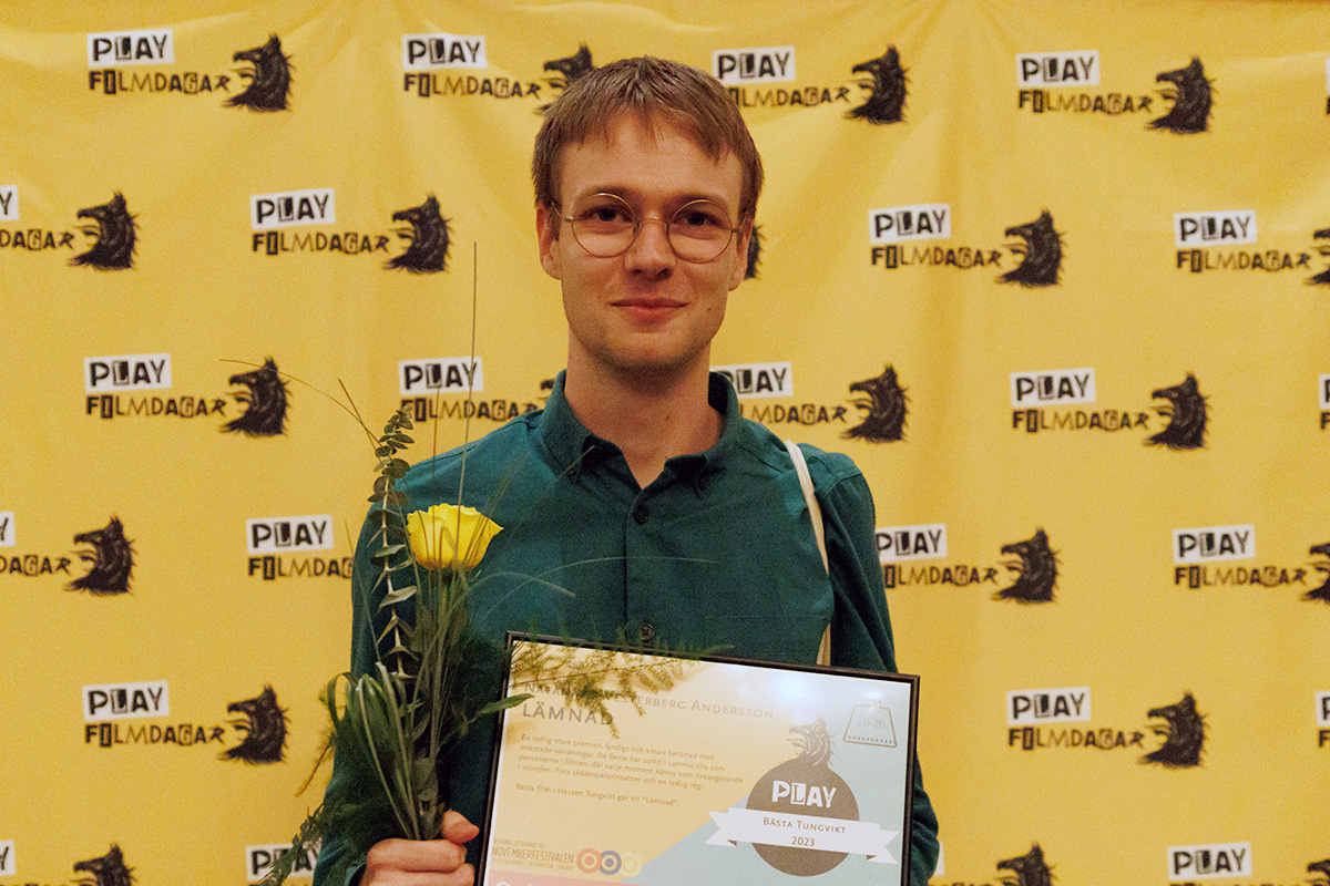 Natanael Westerberg Andersson med diplom och blombukett.