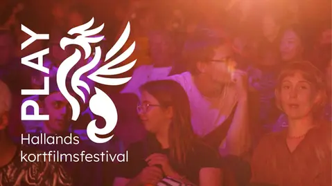 Publik i biosalong i rödaktigt ljus, över bilden ligger symbolen för PLAY Hallands kortfilmsfestival.