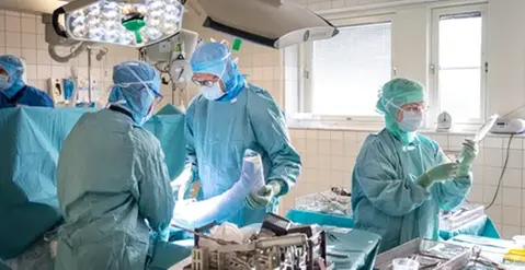 Bild på operation med tre medarbetare